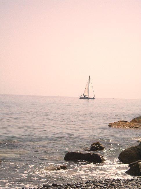 barca a vela all'orizzonte