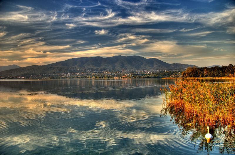 prima del tramonto sul lago di varese