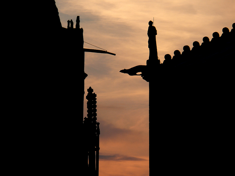 controluce al crepuscolo in Piazza dei Miracoli