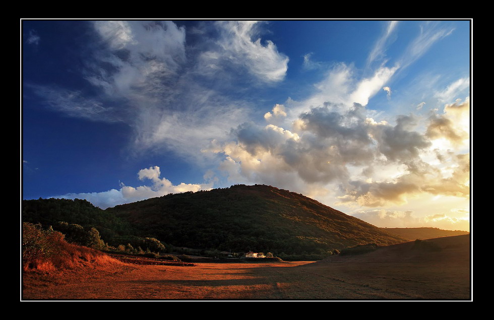 C'� una casetta piccola cos�...