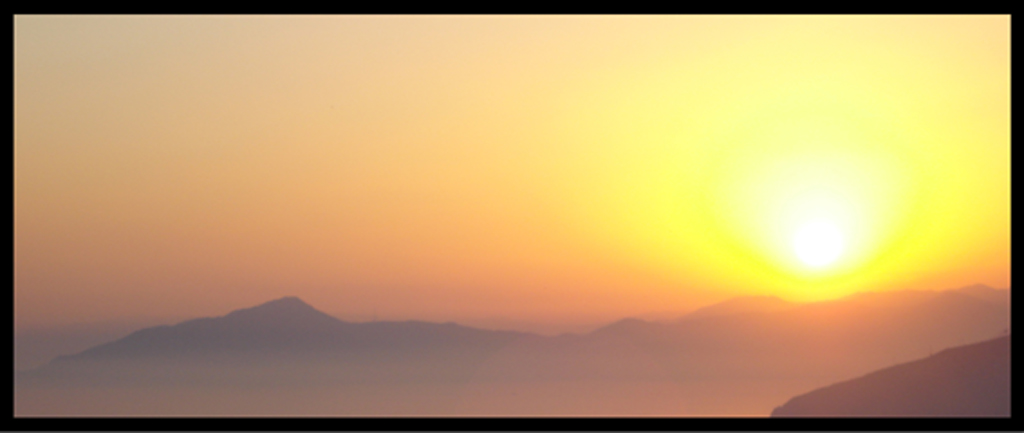 tramonto sopra la nebbia
