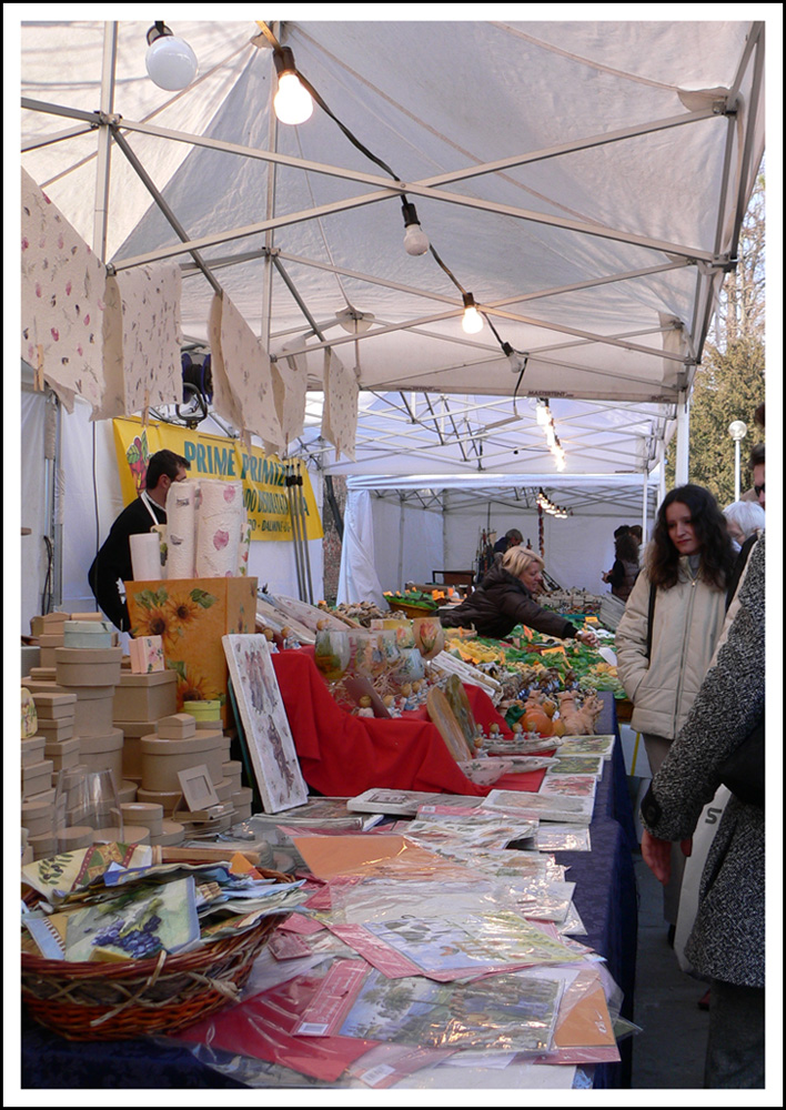 Gente alle bancarelle