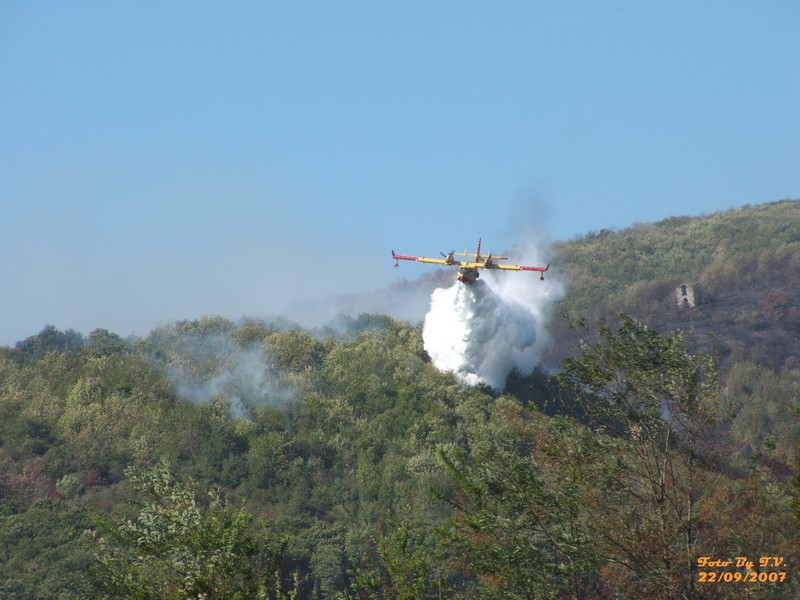 Canadair mentre scarica il carico d'acqua