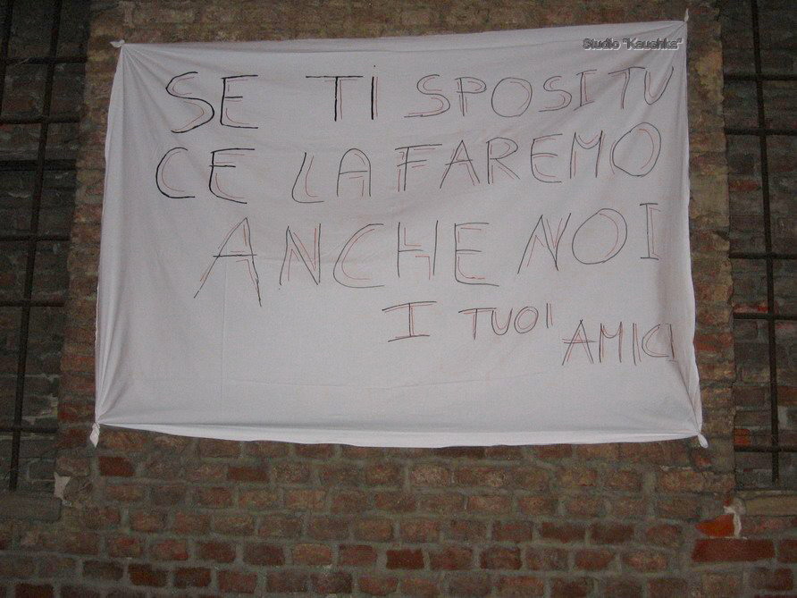 A fronte di un palazzo