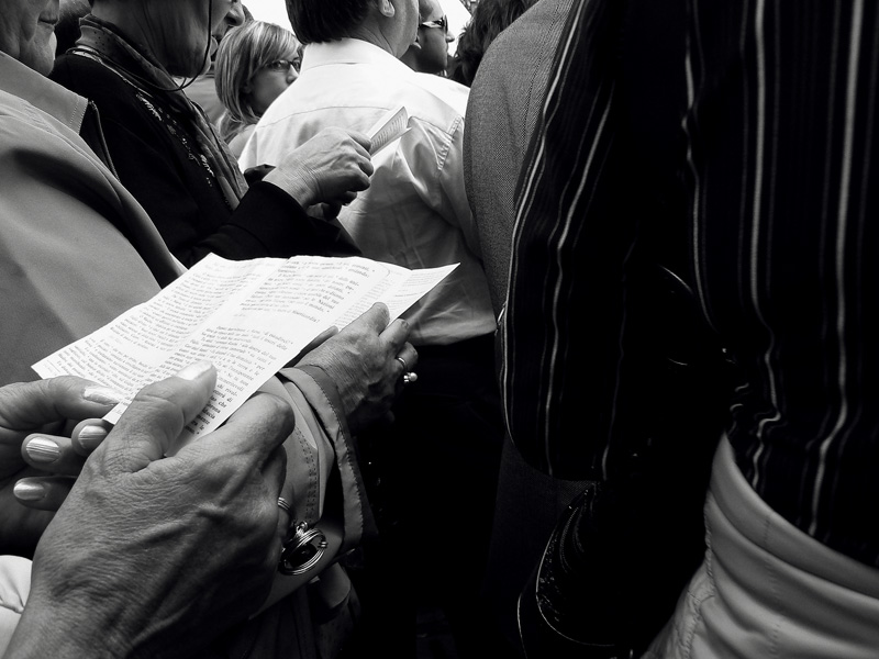 Tra i fedeli senza volto