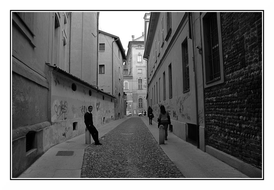 Vedo gli altri passarmi vicino ( e non mi vedono )