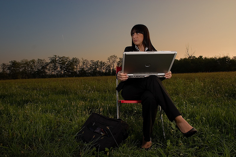 Ritratto di programmatrice di computer alle prese con un loop