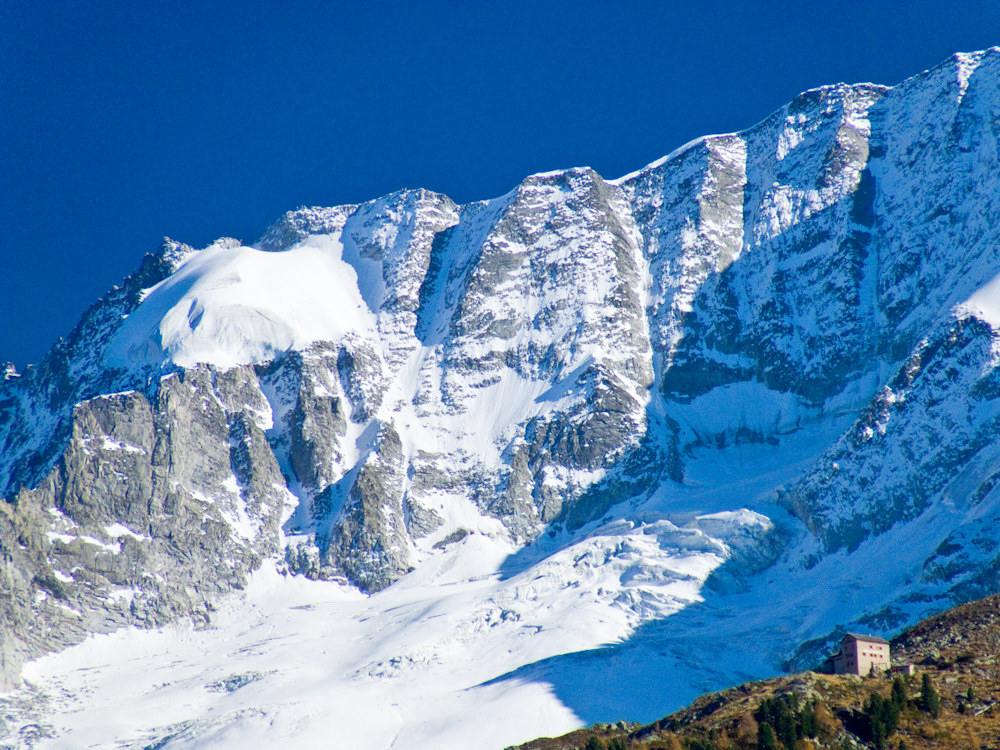 Il gigante incombe sul piccolo rifugio