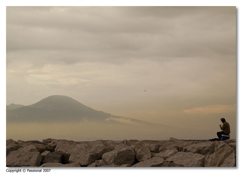 Lui e il Vesuvio