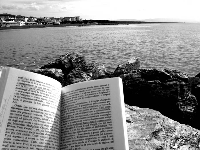 un libro in riva al mare....