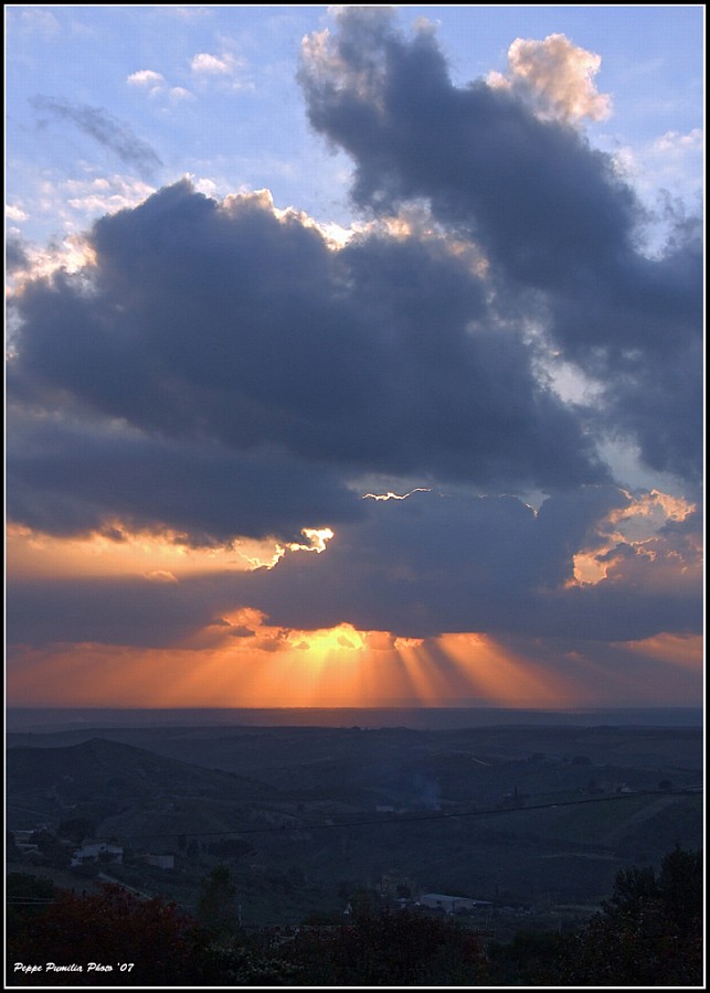 Raggi di Sole che scaldano la terra