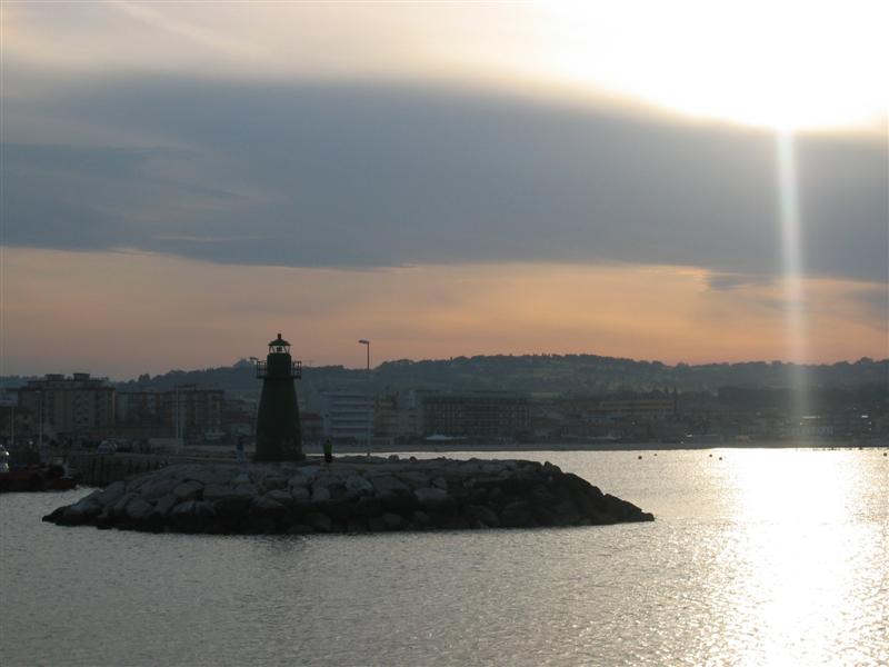 faro al tramonto
