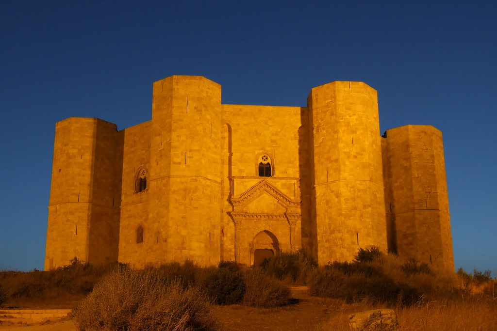 CASTEL DEL MONTE by night