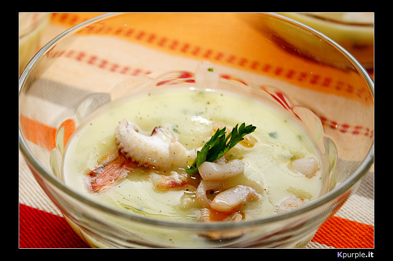 Vellutata con gamberi, cozze e calamari