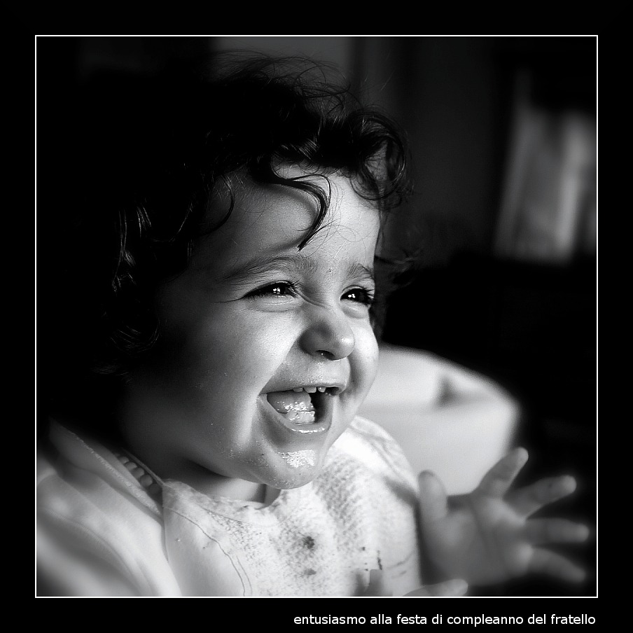 entusiasmo alla festa di compleanno del fratello