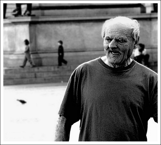 bambini corrono ai piedi di una statua