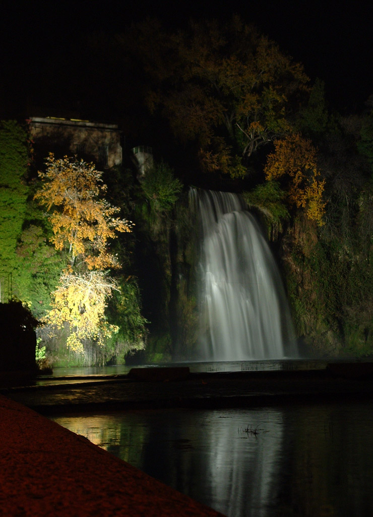 cascata autunnale notturna ..2