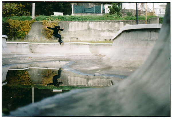 skateboarding - fs feeble stall in una fontana vuota