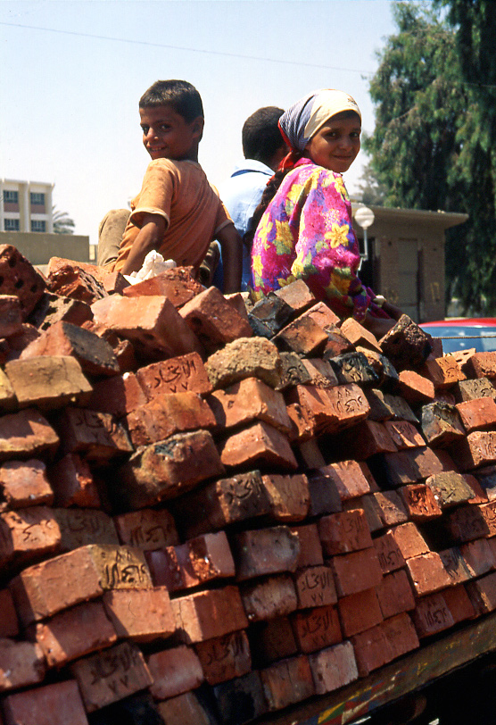 Bambini sul carro dei mattoni