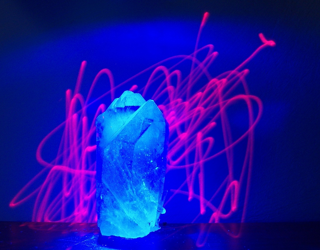 Laser su quarzo illuminato con led blu.