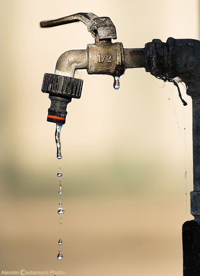 Un rubinetto un po' aperto che sgocciola