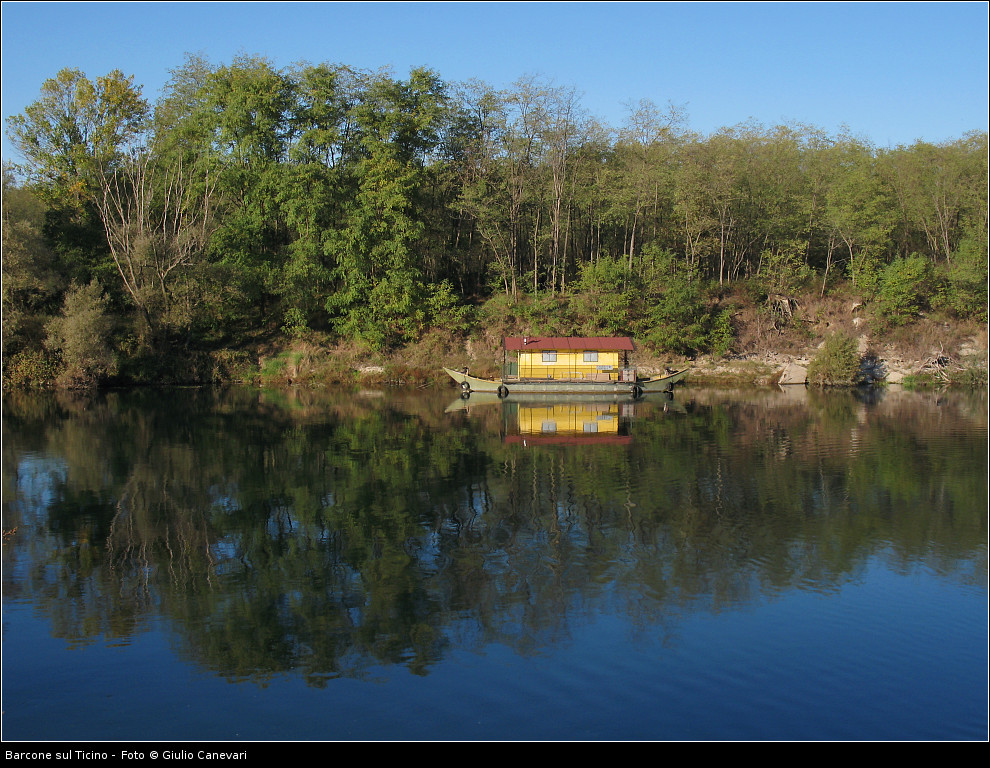 Barcone sul fiume azzurro