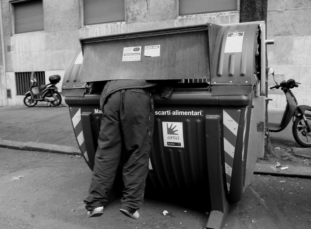 La povert� c'ingoia