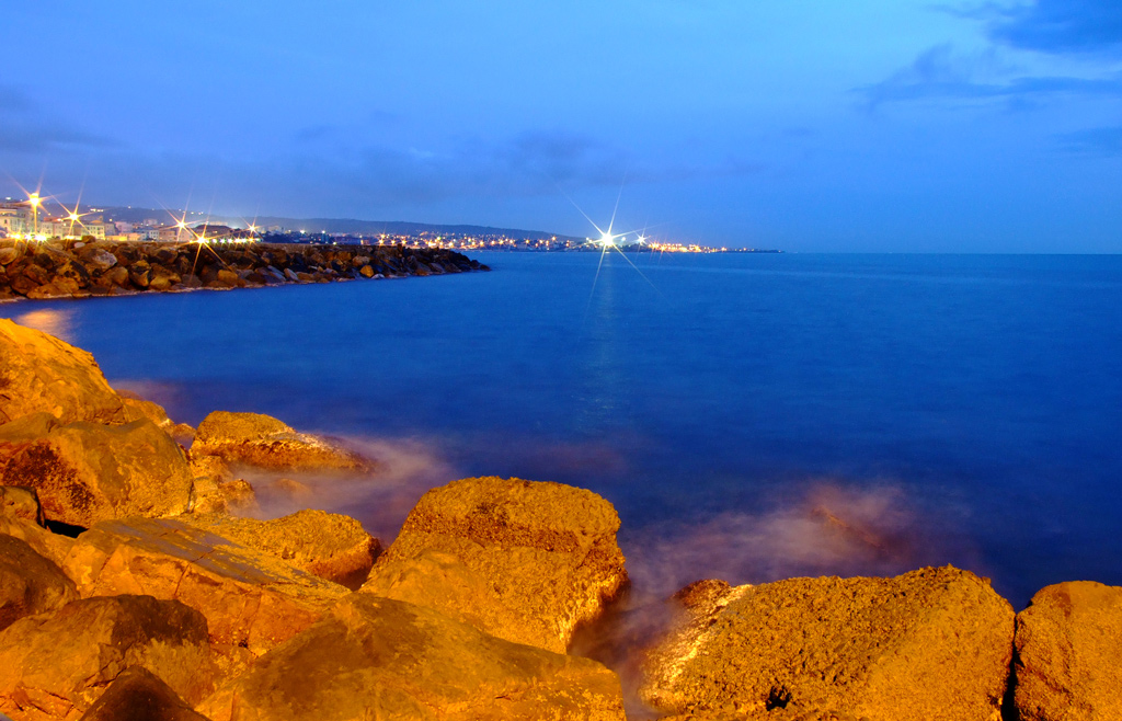 Notturno di Civitavecchia sul mare
