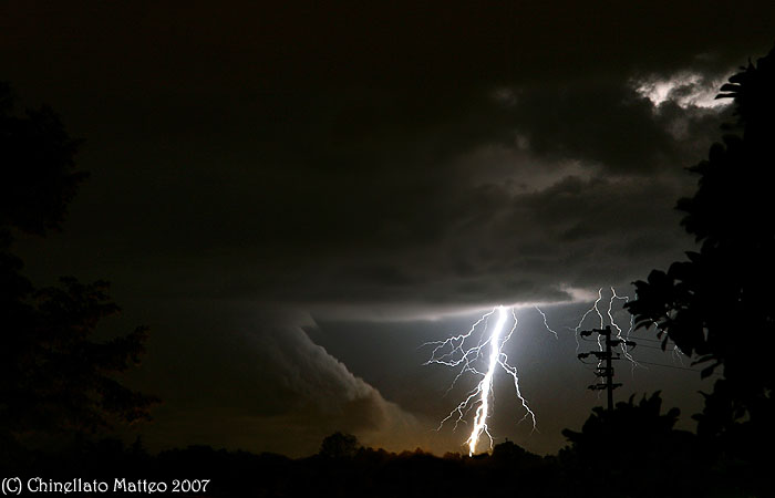 Shelf Cloud con fulmine
