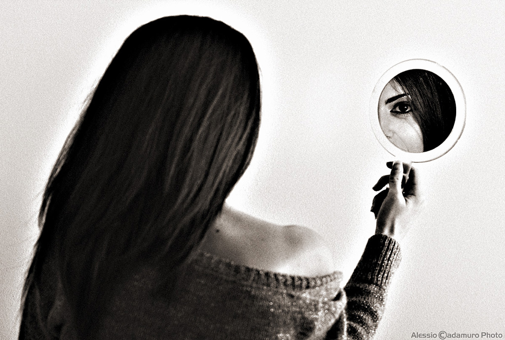 Ilaria sullo specchio