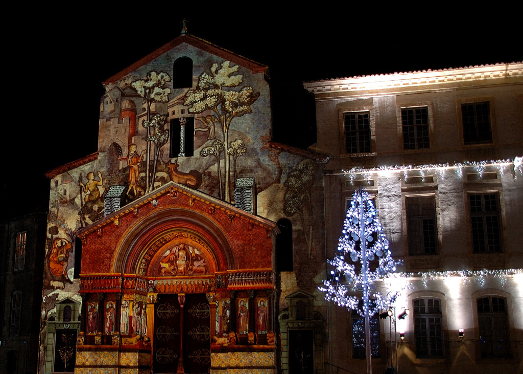 Dr�les de No�l sur la cath�drale d�Arles