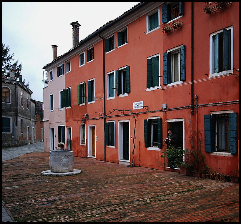 Pausa di lettura in Campiello Ca' Pesaro