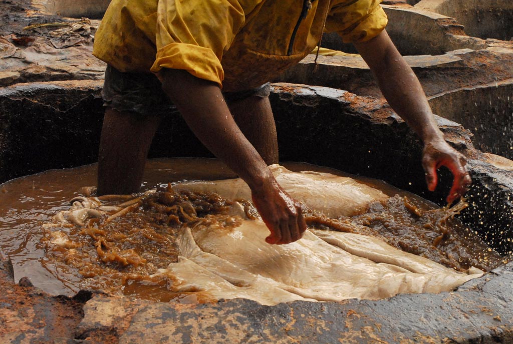 Conciatore al lavoro - Fes
