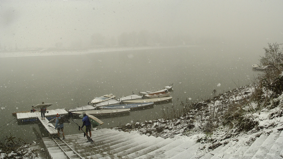 In canoa sotto la neve