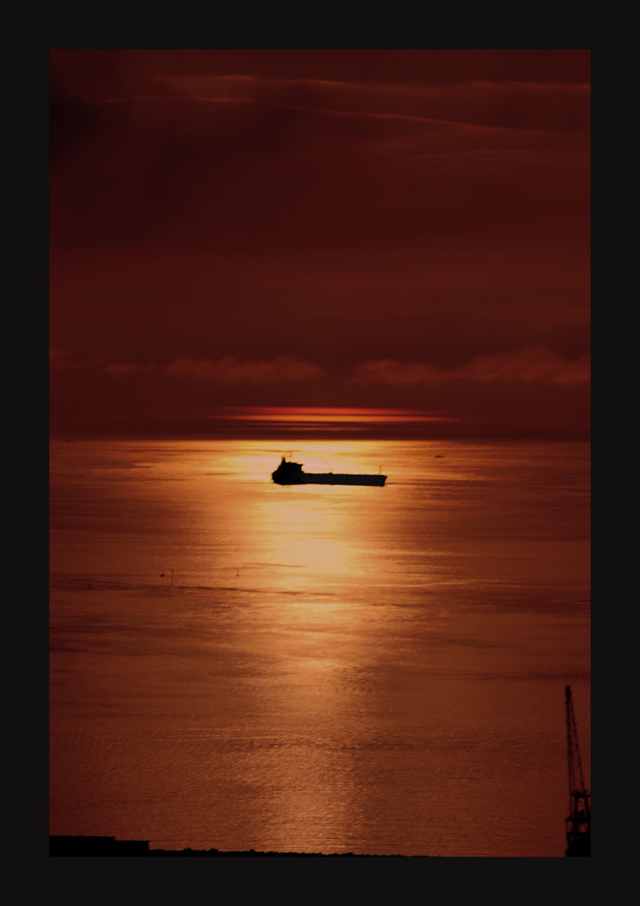 sola nel rosso mare d'inverno