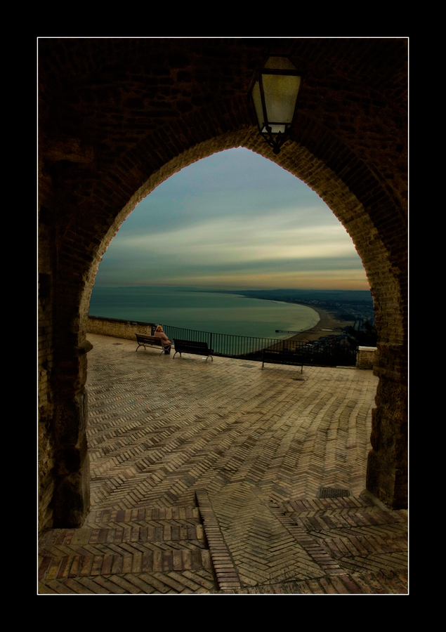 L'uomo vive e muore...