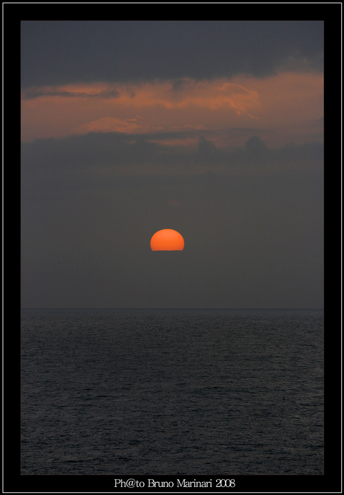 Tramonto sul mare