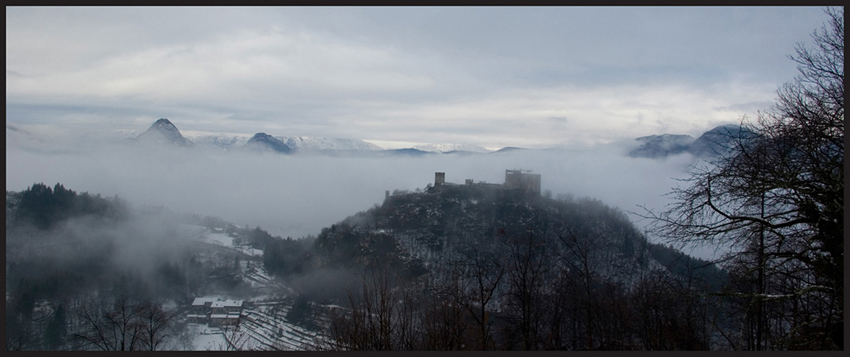 castello nella nebbia