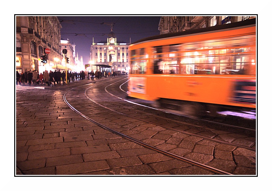 Un tram corre nella notte