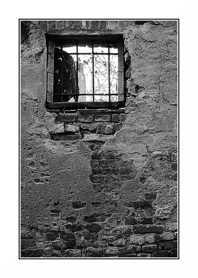 Bianco & Nero con mattoni, intonaco e metallo