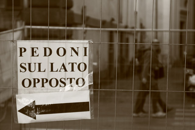 PEDONI SUL LATO OPPOSTO?