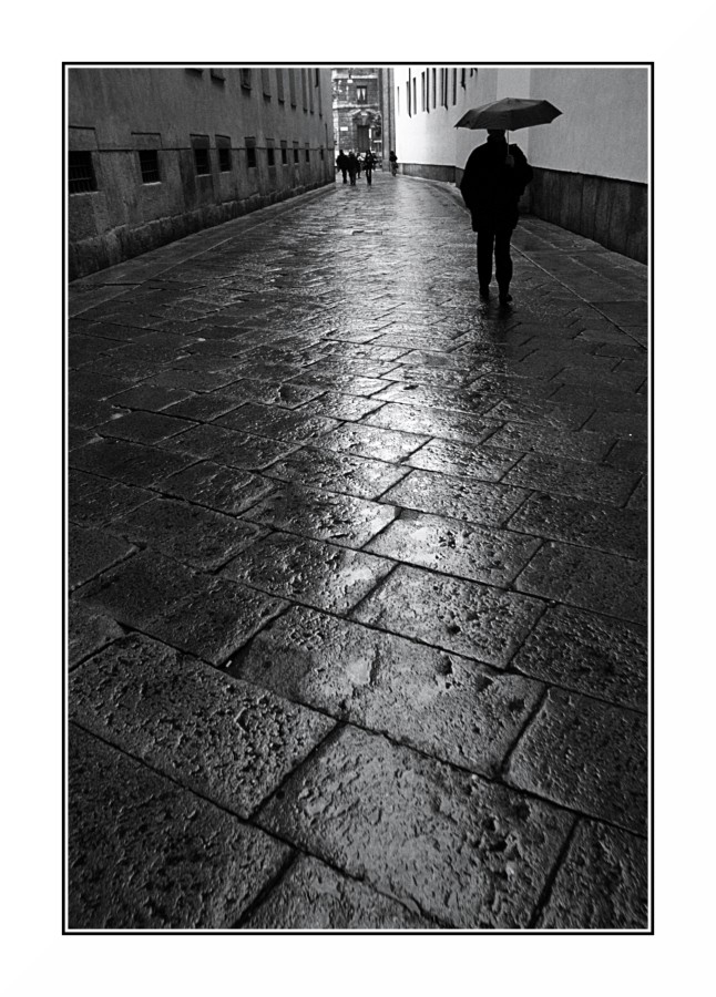 Bianco & Nero con pietre, acqua e luce.