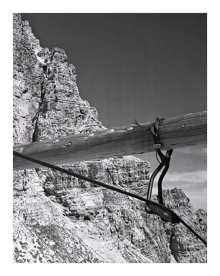 Roccia, legno e acciaio.