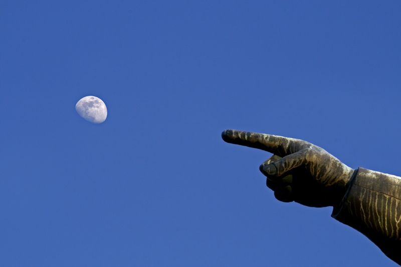 ...il dito e la luna...