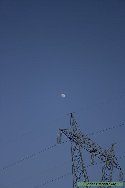 la luna sopra l'alta tensione