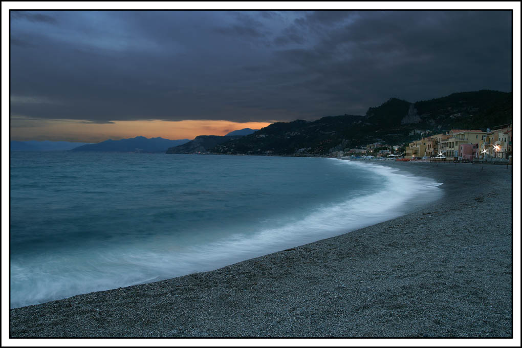 Varigotti viene sera e arriva il temporale