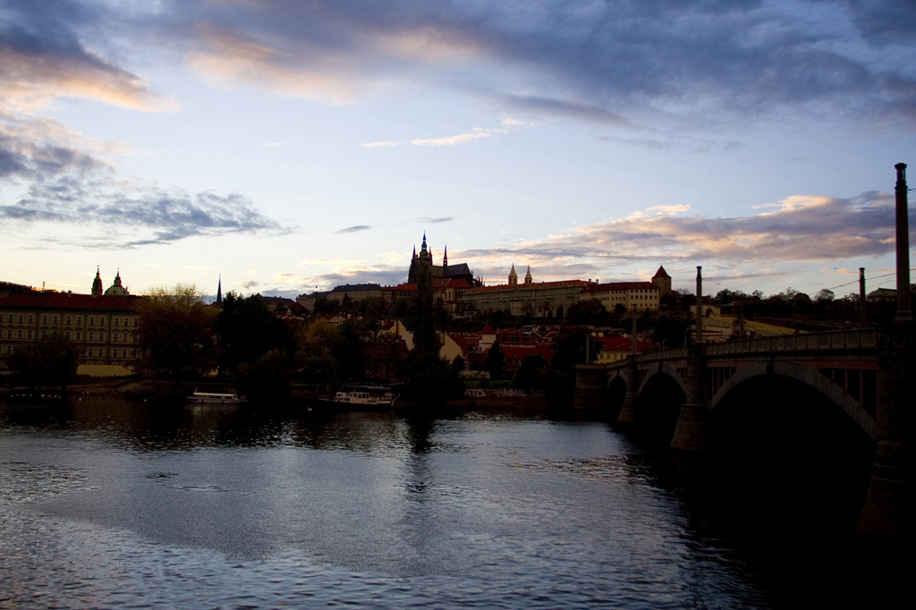 Praga ed i profili del suo castello al tramonto