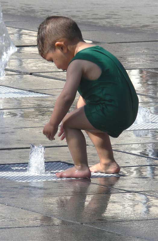 bimbo che gioca con l'acqua