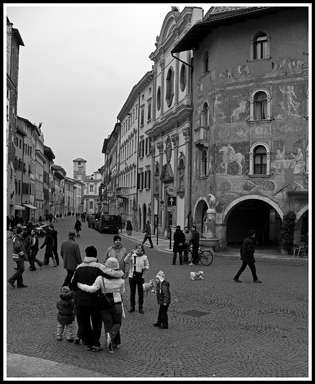 Famiglia in posa in città