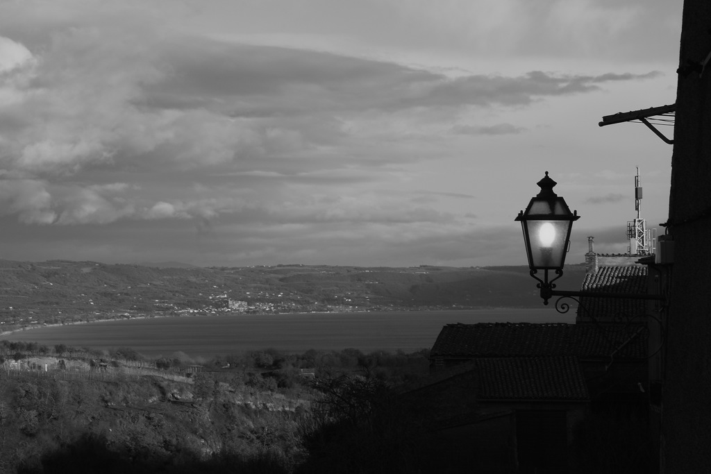 lago di bolsena B&W